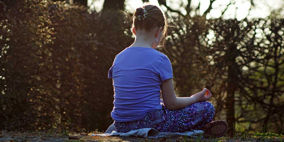 Kind meditiert